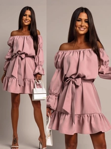 Elegantes schulterfreies Kleid mit Laternenärmeln und Bindegürtel in hellem Altrosa