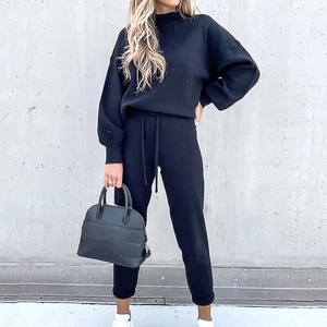 Completo sportivo da donna nero con felpa a maniche lunghe e pantaloni in pile coordinati