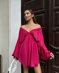 Detail des magentafarbenen Off-Shoulder-Kleids mit Laternenärmeln und Texturstoff