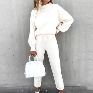 Tuta casual da donna in due pezzi color crema con felpa girocollo e pantaloni joggers