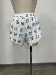 Detailansicht des elastischen Hochbunds und des geometrischen Tierdrucks auf Shorts