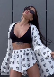 Detail eines dreiteiligen Loungewear-Sets mit bedruckter Robe und High-Waist-Shorts
