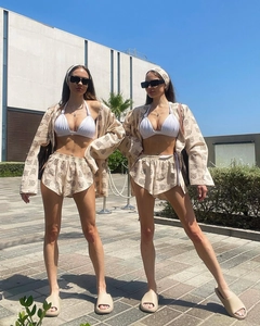 Dreiteiliges Resort-Set mit geometrischem Print, Bikini-Top, Shorts und passendem Kimono