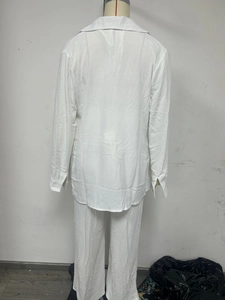 Vue arrière d'un ensemble chemise blanche à manches longues et pantalon droit