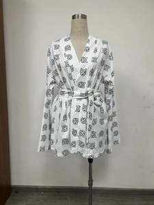 Detail eines weißen Kimono-Schlafanzugoberteils mit schwarzem geometrischem Fuchsdruck
