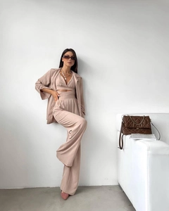 Ensemble chic beige 3 pièces avec blazer, haut licou et pantalon large à taille haute