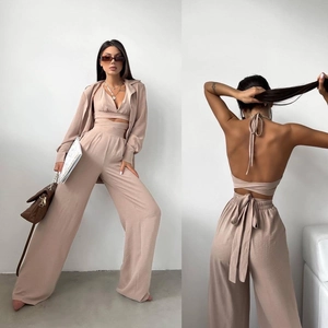 Vue détaillée du dos d'un ensemble beige 3 pièces avec haut à lacets et blazer chic
