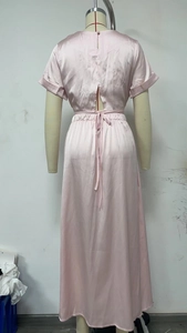 Détail de l'ensemble en satin rose clair montrant l'ouverture au dos et le noeud