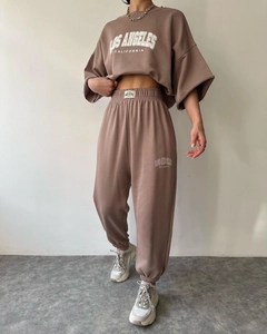Detail of Los Angeles print on beige short-sleeve sweatshirt and matching joggers set
