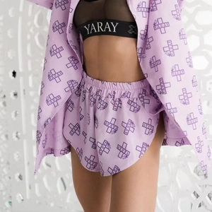Lila Zweiteiler mit Kreuzmuster, inklusive Shorts und Strickjacke mit YARAY-Schriftzug