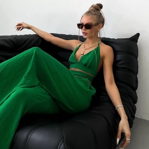 Ensemble vert émeraude avec haut court dos nu et pantalon large taille haute au style élégant