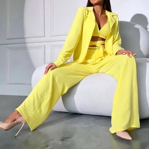 Ensemble trois pièces jaune vif avec blazer, haut à bretelles et pantalon large fluide