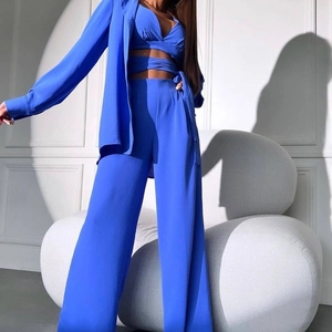 Détail de l'ensemble trois pièces bleu royal avec gilet, veste et pantalon large chic
