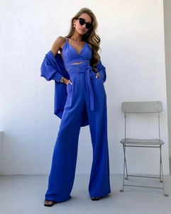 Vue détaillée de l'ensemble en satin bleu cobalt avec top licou et pantalon large