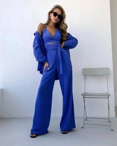 Ensemble 3 pièces bleu roi avec haut dos nu, pantalon taille haute et cardigan fluide