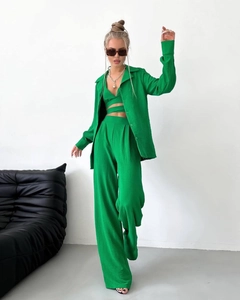 Ensemble 3 pièces vert vif avec chemise, crop top croisé et pantalon large à taille haute