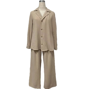 Détail d'ensemble plissé kaki avec veste à manches longues et pantalon large