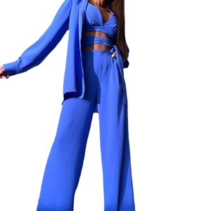 Ensemble trois pièces bleu roi avec blazer, haut court et pantalon large à taille haute