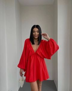 Rotes Mini-Kleid mit tiefem V-Ausschnitt, Laternenärmeln und leichtem, fließendem Stoff