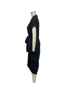 Détail du nœud croisé à la taille haute et du drapé élégant sur cette robe chemise noire midi
