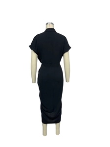 Vue arrière d'une robe chemise noire mi-longue à manches courtes et taille haute sur mannequin