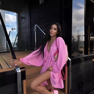 Rosa Minikleid mit V-Ausschnitt, Laternenärmeln und Falten für einen Retro-Französisch-Look