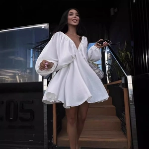 Elegantes weißes Minikleid mit V-Ausschnitt, Puffärmeln und Volantsaum für Damen