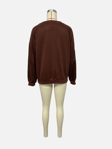 Vista trasera de sudadera marrón con cuello redondo, mangas raglán y puños elásticos