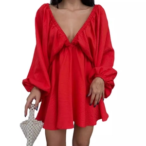 Elegantes rotes Mini-Kleid mit V-Ausschnitt, Puffärmeln, Falten-Details und A-Linie-Schnitt