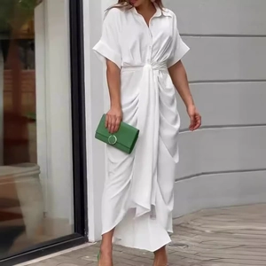 Robe chemise blanche à manches courtes avec nœud à la taille et ourlet asymétrique
