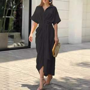 Robe chemise noire pour femme à manches courtes avec ceinture et jupe midi fendue