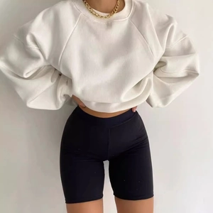 Sudadera blanca minimalista con mangas de linterna y pantalones cortos de ciclista