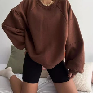 Sudadera oversize para mujer en color marrón café con cuello redondo y ajuste holgado