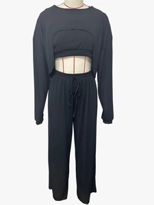 Détail d'un ensemble de détente côtelé noir avec texture douce et taille à cordon