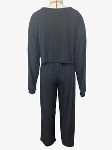 Détail de l'ensemble de détente noir en maille côtelée avec taille élastiquée