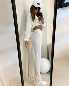 Vue détaillée d'un ensemble trois pièces blanc avec sweat à capuche court et pantalon