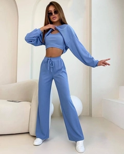Détail du tissu côtelé bleu sur l'ensemble trois pièces avec haut court et pantalon large