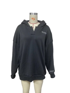 Détail du sweat à capuche à col en V avec imprimé blanc sur tissu gris anthracite