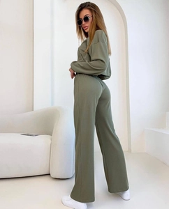 Vue latérale de l'ensemble de détente en maille olive avec crop top et pantalon large
