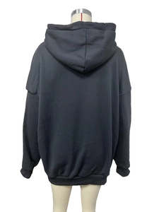 Vue arrière d'un sweat à capuche gris foncé oversize avec épaules tombantes et bords côtes