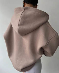 Vue détaillée du dos d'un sweat à capuche oversize rose poudré avec tissu polaire épais