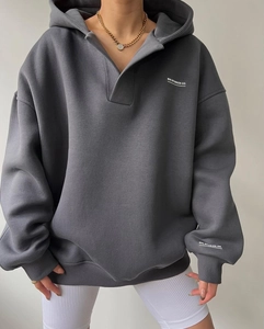 Détail du sweat à capuche gris oversize avec imprimé MAI STUDIOS CO et col polo chic