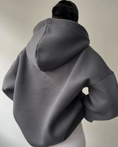 Vue arrière du sweat à capuche gris anthracite avec épaules tombantes et texture épaisse