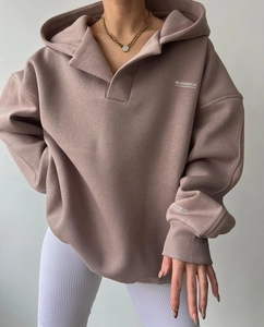 Détail d'un sweat à capuche oversize vieux rose avec col polo et impression MAI STUDIOS chic