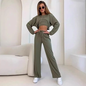 Ensemble trois pièces vert olive avec haut court, boléro et pantalon large fluide