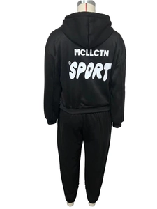 Vue arrière du survêtement noir avec inscription blanche MCLLCTN SPORT sur le sweat