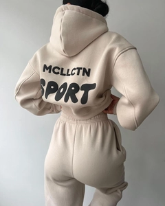 Vue arrière du sweat à capuche et jogging beige avec imprimé MCLLCTN SPORT au dos