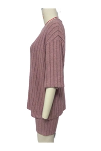 Detail view of pink ribbed fabric texture on the casual two-piece lounge set for women