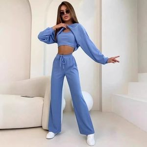 Ensemble de détente 3 pièces bleu clair avec haut court, boléro et pantalon large