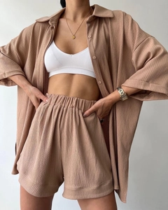 Detail of the natural pleated fabric on women's three-piece casual short set